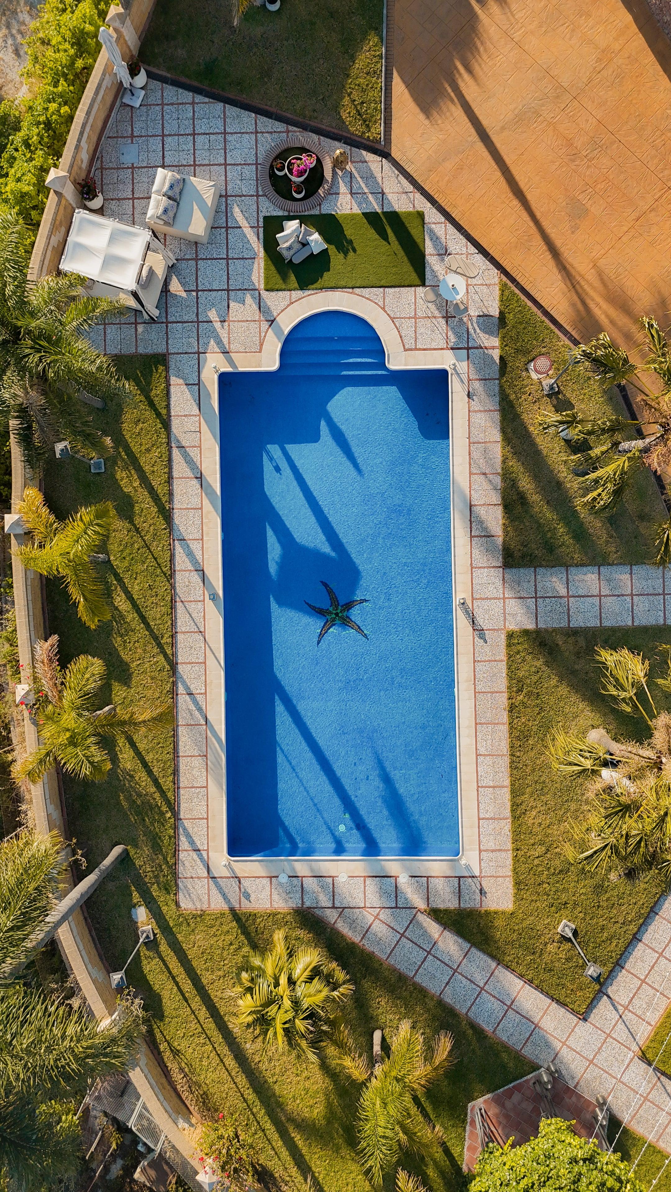 Vista aérea de la piscina y los jardines del Cortijo María Luisa